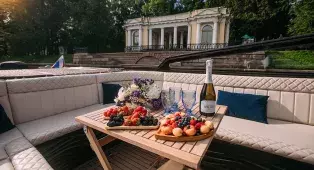 Прогулка на катере с капитаном по рекам и каналам СПб