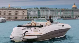 Аренда катера Мокко в Санкт-Петербурге для прогулки по рекам и каналам. Катер до 7 гостей для свидания, фотосессии, прогулки на закат или отдыха.
