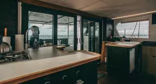 Прогулка на парусном катамаране Джокор по Финскому заливу и акватории СПб. До 10 гостей. Идеально для отдыха, свидания или праздника.
