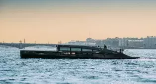 Аренда яхты Инкогнито в СПб - новая яхта 2026 года, до 10 гостей, три зоны на борту, профессиональное караоке, кондиционер и экипаж из капитана и матроса.