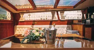 Аренда катера Венеция Норд в СПб - венецианский стиль 60-х, тёплый салон с панорамной крышей, красное дерево и кожа. До 10 гостей в историческом центре.