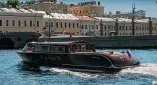 Аренда катера Виаджо (Viaggio) в СПб - новый катер 2026 года в итальянском стиле, красное дерево и кожа, тёплый салон с панорамной крышей. До 10 гостей.