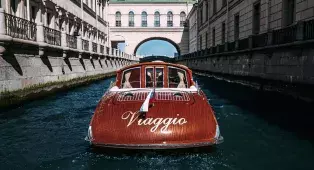 Аренда катера Виаджо (Viaggio) в СПб - новый катер 2026 года в итальянском стиле, красное дерево и кожа, тёплый салон с панорамной крышей. До 10 гостей.