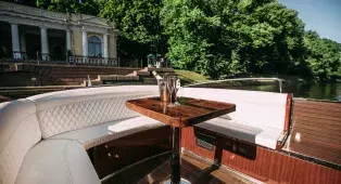 Аренда катера Виаджо (Viaggio) в СПб - новый катер 2026 года в итальянском стиле, красное дерево и кожа, тёплый салон с панорамной крышей. До 10 гостей.