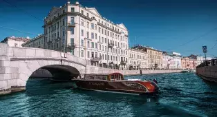 Аренда катера Виаджо (Viaggio) в СПб - новый катер 2026 года в итальянском стиле, красное дерево и кожа, тёплый салон с панорамной крышей. До 10 гостей.