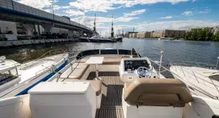 Аренда яхты Sunseeker 62 в СПб - до 10 гостей, 20 метров, три каюты и шесть спальных мест. Маршруты по Неве, Финскому заливу, в Кронштадт и крепость Орешек.