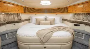 Аренда яхты Sunseeker 62 в СПб - до 10 гостей, 20 метров, три каюты и шесть спальных мест. Маршруты по Неве, Финскому заливу, в Кронштадт и крепость Орешек.