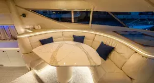 Аренда яхты Sunseeker 62 в СПб - до 10 гостей, 20 метров, три каюты и шесть спальных мест. Маршруты по Неве, Финскому заливу, в Кронштадт и крепость Орешек.