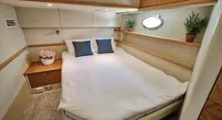 Аренда яхты Sunseeker 62 в СПб - до 10 гостей, 20 метров, три каюты и шесть спальных мест. Маршруты по Неве, Финскому заливу, в Кронштадт и крепость Орешек.