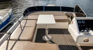 Аренда яхты Sunseeker 62 в СПб - до 10 гостей, 20 метров, три каюты и шесть спальных мест. Маршруты по Неве, Финскому заливу, в Кронштадт и крепость Орешек.
