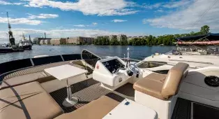 Аренда яхты Sunseeker 62 в СПб - до 10 гостей, 20 метров, три каюты и шесть спальных мест. Маршруты по Неве, Финскому заливу, в Кронштадт и крепость Орешек.