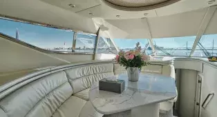 Аренда яхты Sunseeker 62 в СПб - до 10 гостей, 20 метров, три каюты и шесть спальных мест. Маршруты по Неве, Финскому заливу, в Кронштадт и крепость Орешек.