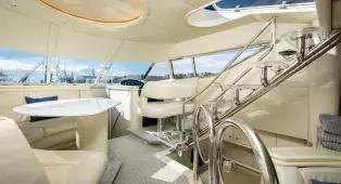 Аренда яхты Sunseeker 62 в СПб - до 10 гостей, 20 метров, три каюты и шесть спальных мест. Маршруты по Неве, Финскому заливу, в Кронштадт и крепость Орешек.