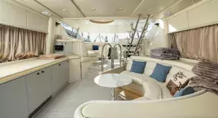 Аренда яхты Sunseeker 62 в СПб - до 10 гостей, 20 метров, три каюты и шесть спальных мест. Маршруты по Неве, Финскому заливу, в Кронштадт и крепость Орешек.