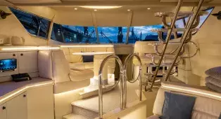 Аренда яхты Sunseeker 62 в СПб - до 10 гостей, 20 метров, три каюты и шесть спальных мест. Маршруты по Неве, Финскому заливу, в Кронштадт и крепость Орешек.