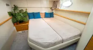 Аренда яхты Sunseeker 62 в СПб - до 10 гостей, 20 метров, три каюты и шесть спальных мест. Маршруты по Неве, Финскому заливу, в Кронштадт и крепость Орешек.