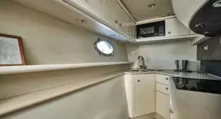 Аренда яхты Sunseeker 62 в СПб - до 10 гостей, 20 метров, три каюты и шесть спальных мест. Маршруты по Неве, Финскому заливу, в Кронштадт и крепость Орешек.