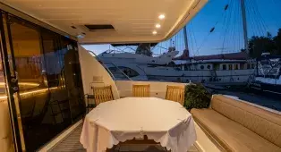 Аренда яхты Sunseeker 62 в СПб - до 10 гостей, 20 метров, три каюты и шесть спальных мест. Маршруты по Неве, Финскому заливу, в Кронштадт и крепость Орешек.