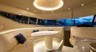 Аренда яхты Sunseeker 62 в СПб - до 10 гостей, 20 метров, три каюты и шесть спальных мест. Маршруты по Неве, Финскому заливу, в Кронштадт и крепость Орешек.