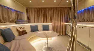 Аренда яхты Sunseeker 62 в СПб - до 10 гостей, 20 метров, три каюты и шесть спальных мест. Маршруты по Неве, Финскому заливу, в Кронштадт и крепость Орешек.