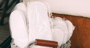 Аренда яхты Импозант в СПб - 18 метров, до 14 гостей, две каюты. Проходит под мостами Малой и Средней Невки - маршруты недоступные большинству яхт такого размера.
