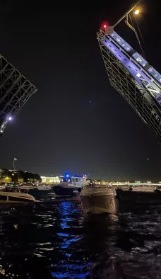 Ночная прогулка по Неве под разводными мостами