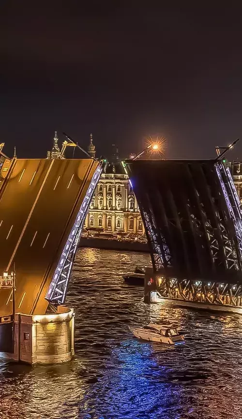 Прогулка на яхте на разводку мостов в СПб
